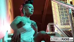 Redare Jezebelle Bond: MILF Lingerie Tease și Solo Masturbare Porno