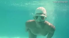 Riproduci La sensuale sorellastra è la masturbazione a bordo piscina e l'orgasmo subacqueo di Lidia Skukoha