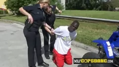 Riproduci BBW MILF fa un rapporto a tre interrazziale violento dopo un incontro esotico