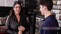 Afspelen Op heterdaad betrapt: Milf Sarah's X-rated store-ontmoeting met Nick