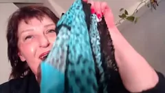Riproduci Curvy Redhead Giantss Dawn Traps Vicino sotto le sue mutandine