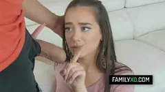 播放 Stepdad Juan Largo无法抵抗年轻的Gia Paige在Taboo Hardcounter中的诱惑