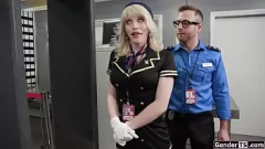 Jouer Horny Shemale Flight Aposent se fait baiser profondément