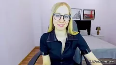 Odtwórz Euro Blonde Babe z małymi cyckami staje się sprośne na kamerze internetowej