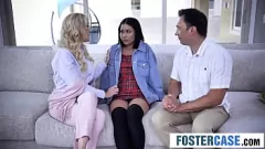 Putar Threesome beruap dengan MILF Busty dan saudara tiri remaja