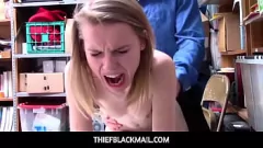 Abspielen Ungezogene Begegnung des Sicherheitsbeauftragten mit einem Ladendiebstahl von Teenagern