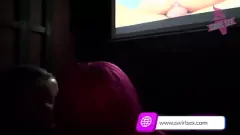 चलाएँ वयस्क थिएटर में एबोनी टीन चेहरे के साथ शरारती हो जाता है
