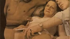 Odtwórz Hairy Milfs i Gilfs w trójkącie retro, vintage porno zabawa