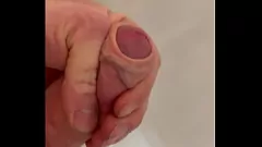 Jouer Caresser ma énorme bite de monstre sous la douche jusqu'à ce que je jouisse