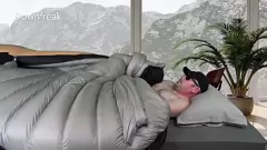 Reproduzir Cara tesão fode e goza em cima de fetiche de transar com travesseiro revestido de nylon