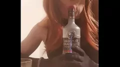 Jouer J'aime mes cigarettes et ma vodka : une transexuelle gâchée qui fume et baise fort