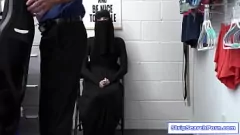 Redare Adolescentă obraznică Delilah se dă pe ofițer în timpul căutării, păsărică rasă și muie hardcore