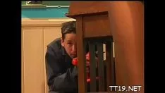 Jouer Un instructeur corné se fait sucer et plonge shayn dans le chat de dotnt