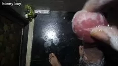 চালান প্রিয় একটি ছেলে তার মাড়ির জুতো সিমুলেটপু দিয়ে ধুয়ে দেয়।