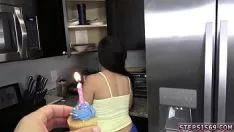 चलाएँ मेरे जन्म के दिन के लिए किशोर गैर-पेशेवर अणु devirginized