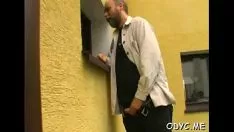 Играть Грудастая щипца ублажает ее кошечку-кошечку старым ебарем