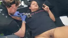 Afspelen Mijn getrouwde vrouw meldt zich aan om haar poesje te tatoeëren in wisselwerking voor de tatoeage. hoogduitse tattoo creatieve persoon - gatopg2019